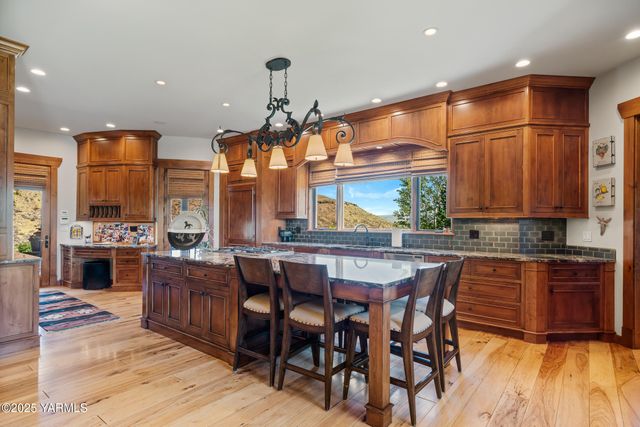 721 Selah Ridge Dr, Selah, WA 98942