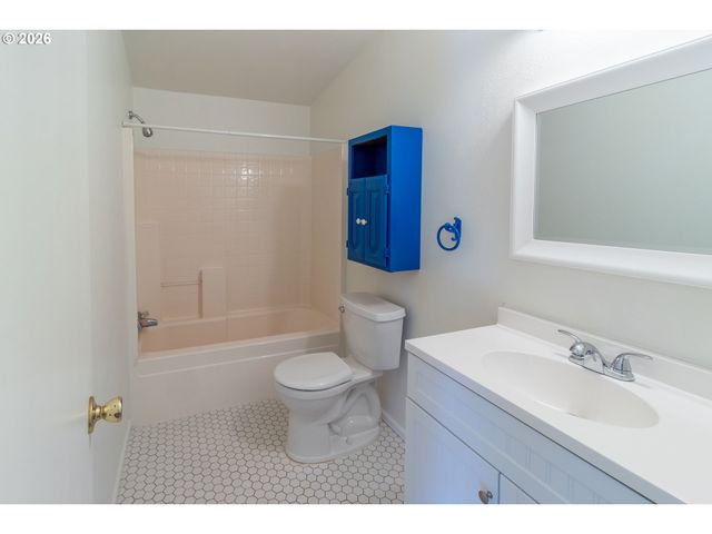 221 Nw BREE Dr, Winston, OR 97496