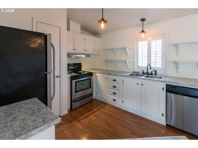 221 Nw BREE Dr, Winston, OR 97496