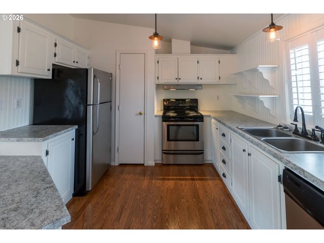 221 Nw BREE Dr, Winston, OR 97496