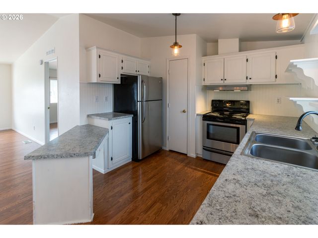 221 Nw BREE Dr, Winston, OR 97496