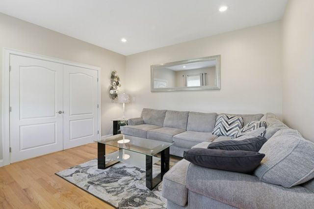 60 Foxboro Rd, Wrentham, MA 02093