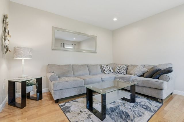 60 Foxboro Rd, Wrentham, MA 02093