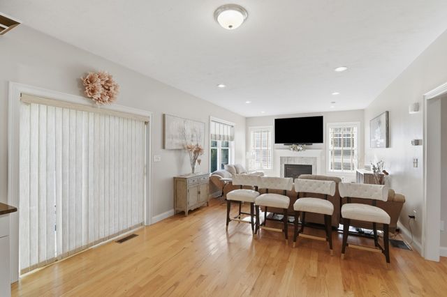 60 Foxboro Rd, Wrentham, MA 02093