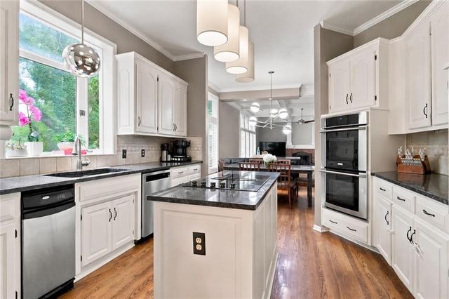 7505 El Monte Circle, Prairie Village, KS 66208