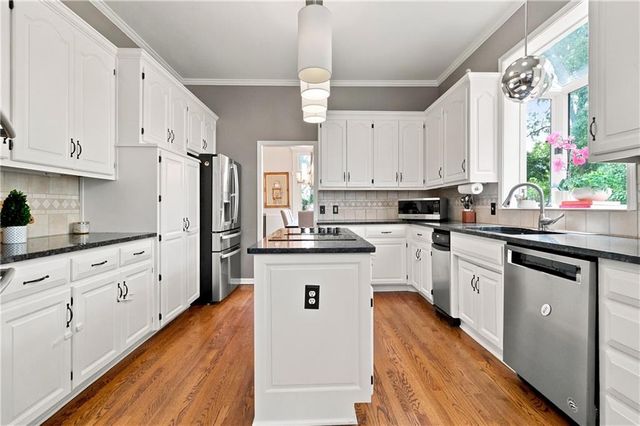 7505 El Monte Circle, Prairie Village, KS 66208