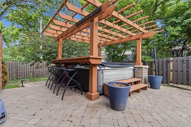 7505 El Monte Circle, Prairie Village, KS 66208