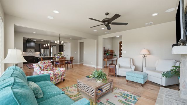 263 TRIPLE R DR, La Vernia, TX 78121