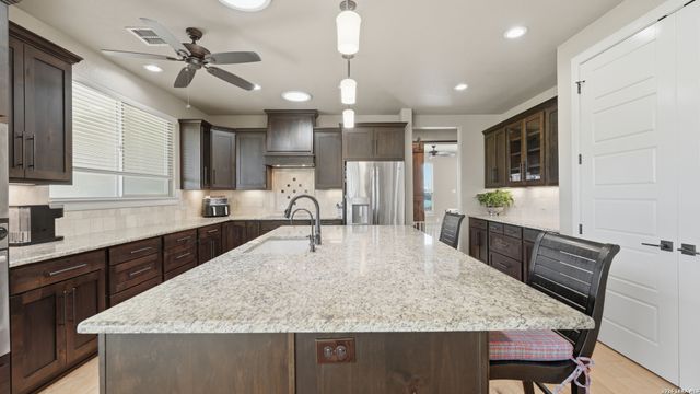 263 TRIPLE R DR, La Vernia, TX 78121