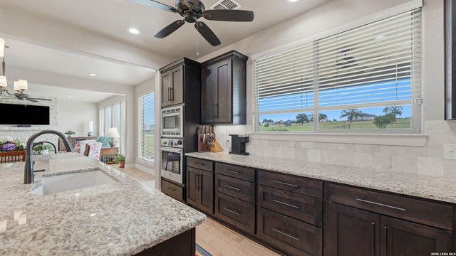 263 TRIPLE R DR, La Vernia, TX 78121