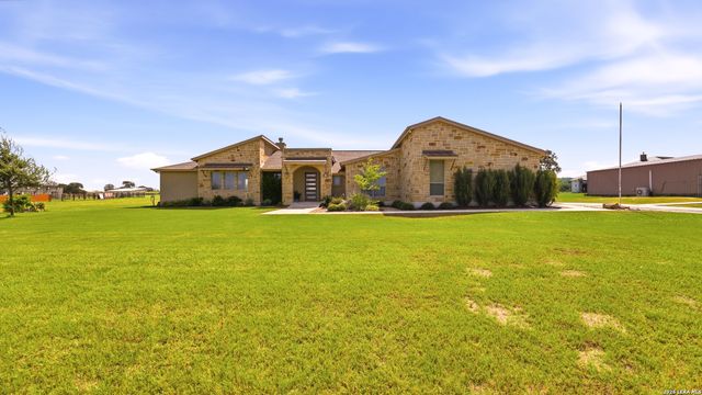 263 TRIPLE R DR, La Vernia, TX 78121