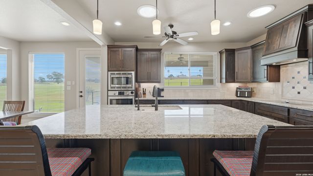 263 TRIPLE R DR, La Vernia, TX 78121