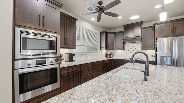 263 TRIPLE R DR, La Vernia, TX 78121
