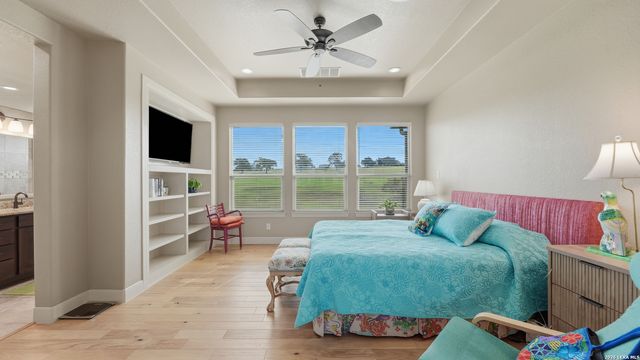 263 TRIPLE R DR, La Vernia, TX 78121