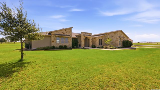 263 TRIPLE R DR, La Vernia, TX 78121