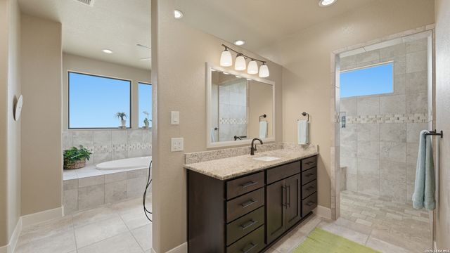 263 TRIPLE R DR, La Vernia, TX 78121