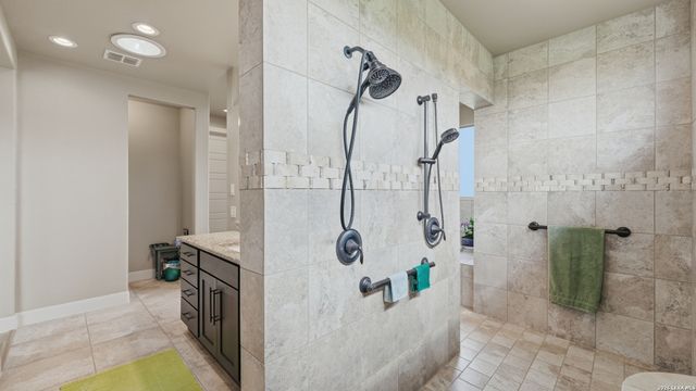 263 TRIPLE R DR, La Vernia, TX 78121