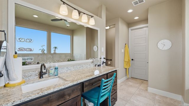 263 TRIPLE R DR, La Vernia, TX 78121