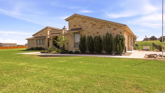 263 TRIPLE R DR, La Vernia, TX 78121