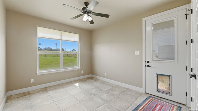 263 TRIPLE R DR, La Vernia, TX 78121