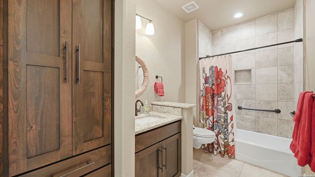 263 TRIPLE R DR, La Vernia, TX 78121