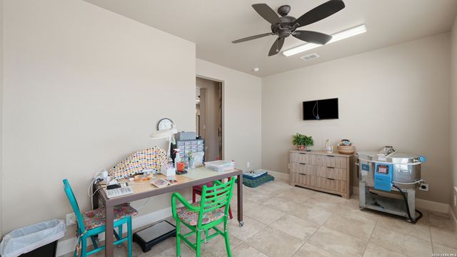 263 TRIPLE R DR, La Vernia, TX 78121