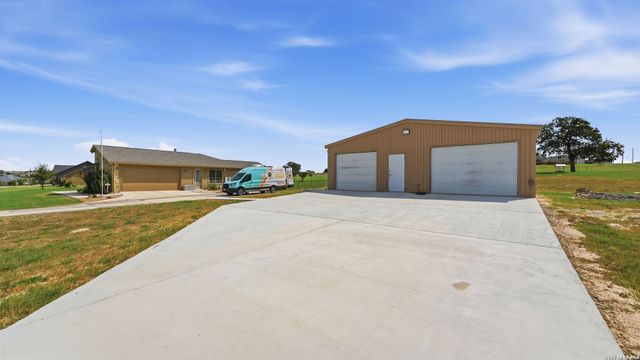 263 TRIPLE R DR, La Vernia, TX 78121
