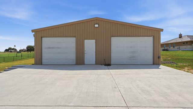263 TRIPLE R DR, La Vernia, TX 78121
