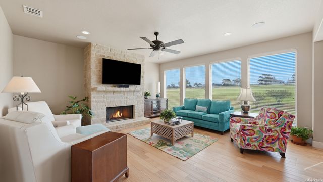 263 TRIPLE R DR, La Vernia, TX 78121