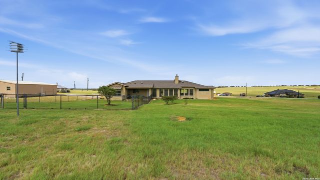 263 TRIPLE R DR, La Vernia, TX 78121