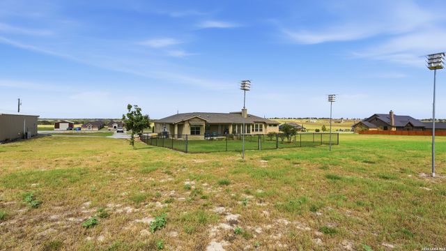 263 TRIPLE R DR, La Vernia, TX 78121