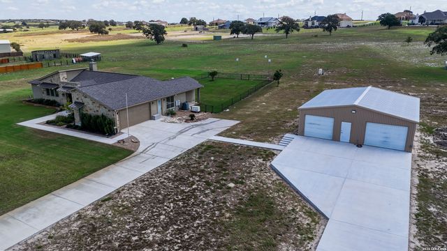 263 TRIPLE R DR, La Vernia, TX 78121
