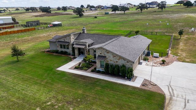 263 TRIPLE R DR, La Vernia, TX 78121
