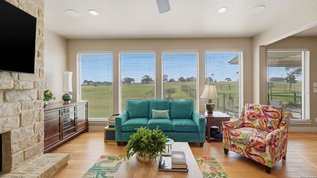 263 TRIPLE R DR, La Vernia, TX 78121