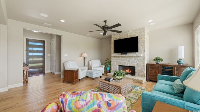263 TRIPLE R DR, La Vernia, TX 78121