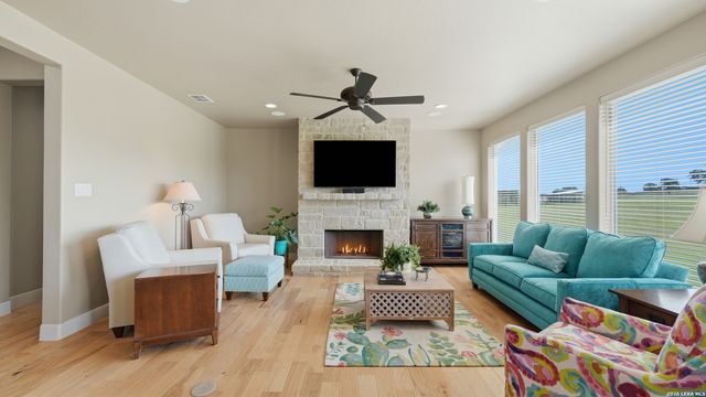 263 TRIPLE R DR, La Vernia, TX 78121