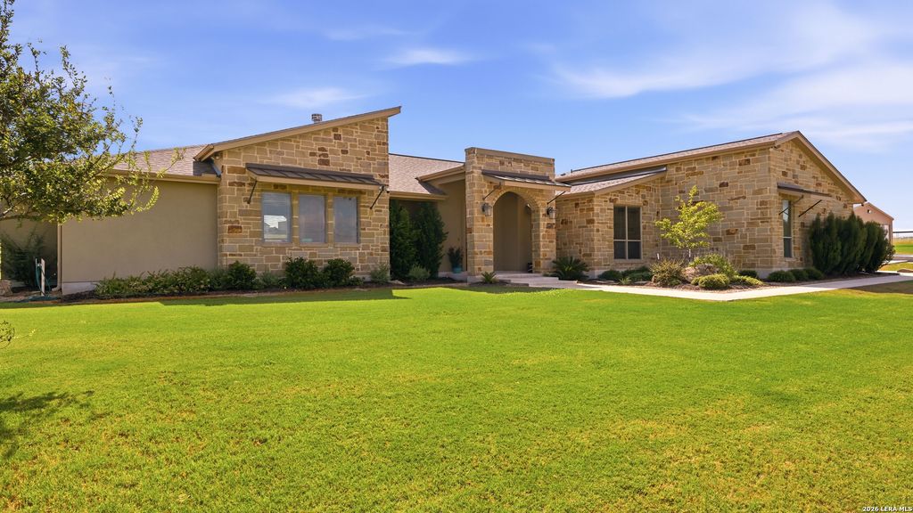 263 TRIPLE R DR, La Vernia, TX 78121