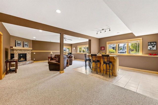 617 Nightingale Lane, Cottage Grove, WI 53527