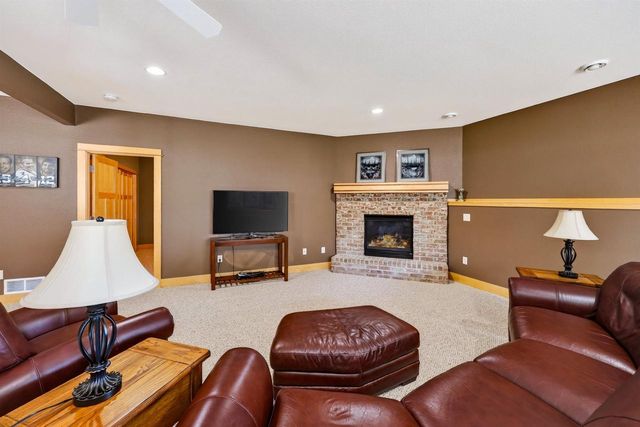 617 Nightingale Lane, Cottage Grove, WI 53527