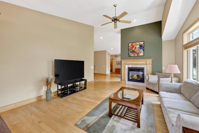 617 Nightingale Lane, Cottage Grove, WI 53527