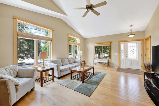 617 Nightingale Lane, Cottage Grove, WI 53527