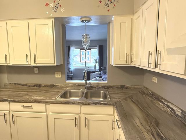 5725 Holmes Avenue 15, Clarendon Hills, IL 60514