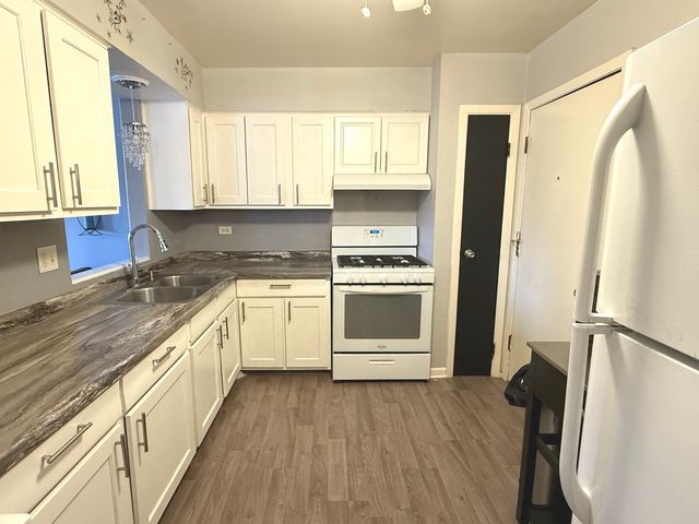 5725 Holmes Avenue 15, Clarendon Hills, IL 60514