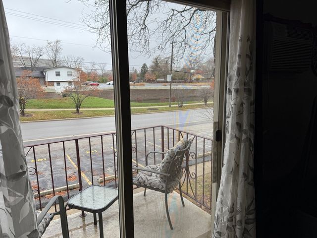 5725 Holmes Avenue 15, Clarendon Hills, IL 60514