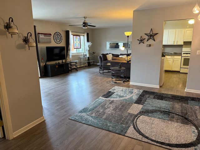 5725 Holmes Avenue 15, Clarendon Hills, IL 60514