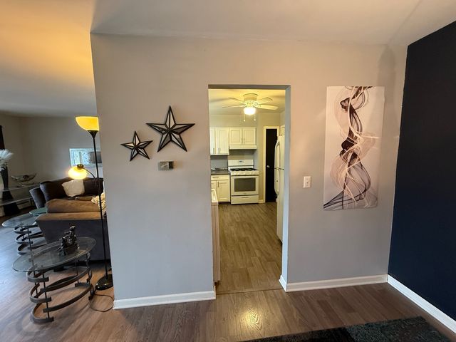 5725 Holmes Avenue 15, Clarendon Hills, IL 60514