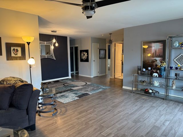 5725 Holmes Avenue 15, Clarendon Hills, IL 60514