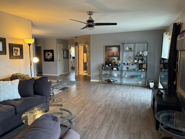 5725 Holmes Avenue 15, Clarendon Hills, IL 60514