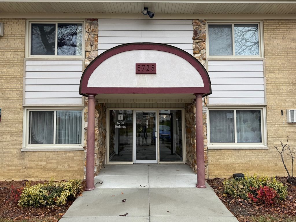 5725 Holmes Avenue 15, Clarendon Hills, IL 60514