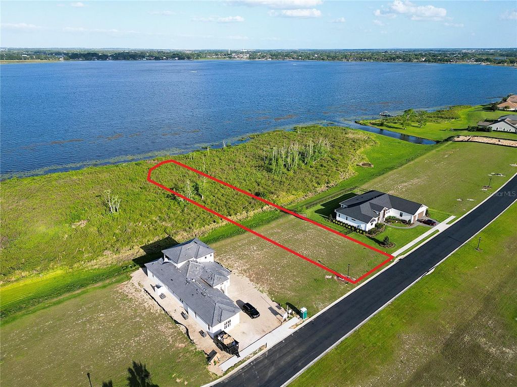 Image 4 of property listing at 328 CALADIUM AVENUE, Lake Alfred, FL 33850